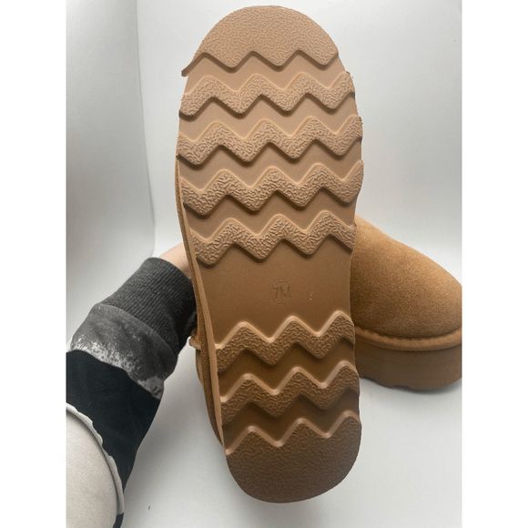 CUSHIONAIRE Women's COZY Genuine Suede pull on platform boot, Chestnut 7 - Picture 4 of 6